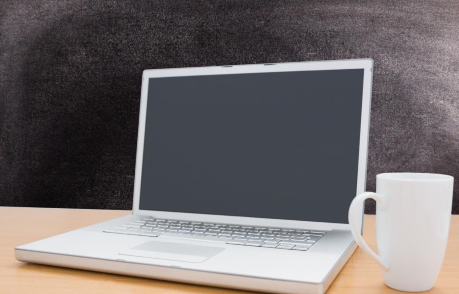 Teilnehmer arbeiten gemeinsam an Budget-Übungen