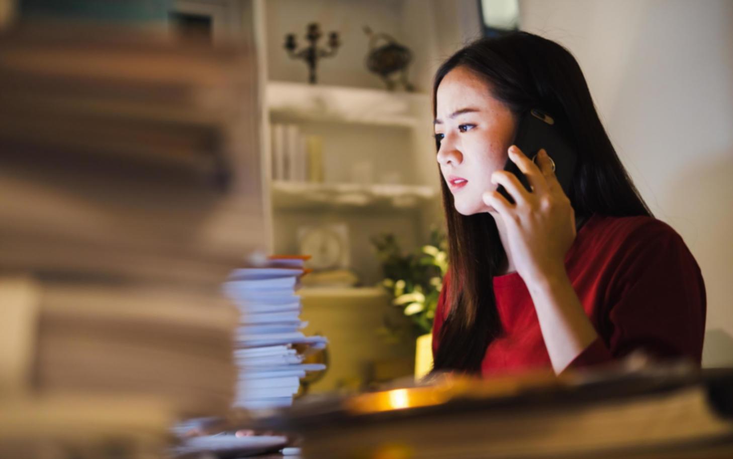 Arbeitsumgebung mit minimalistischem Design und klaren Strukturen