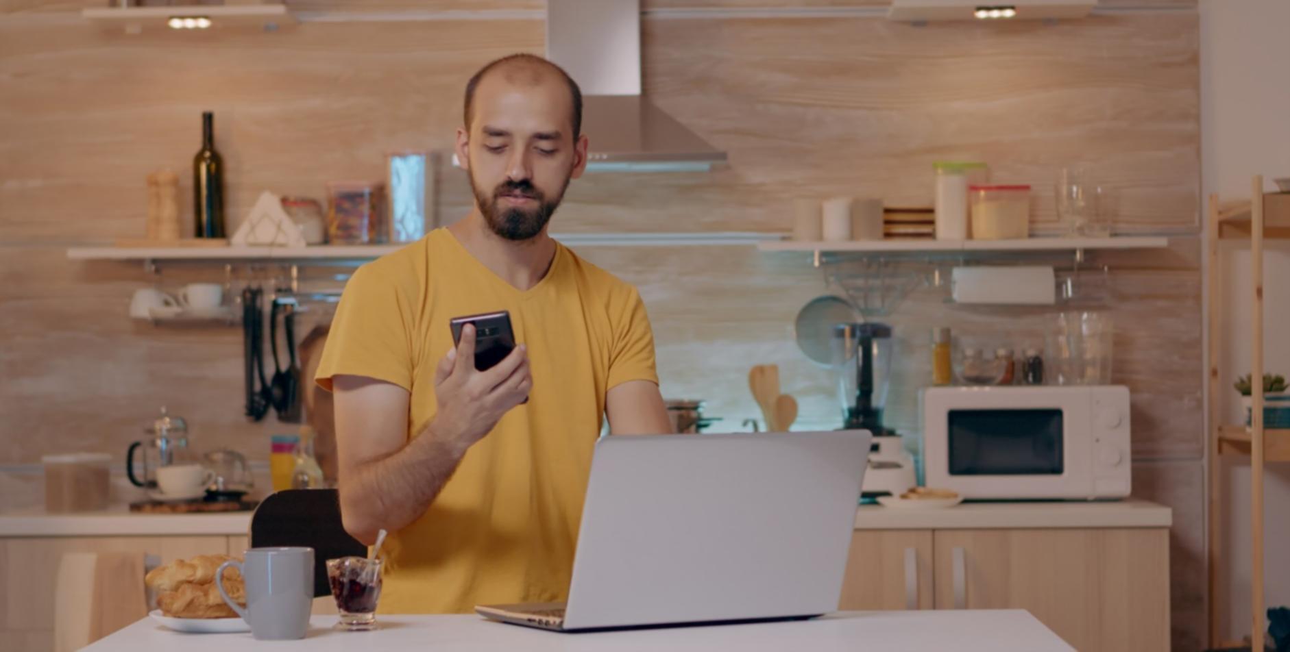 Gruppe diskutiert Finanzstrategien in entspannter Atmosphäre